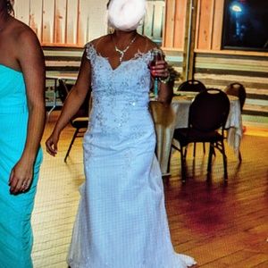 Size 6 wedding dress similar to this one